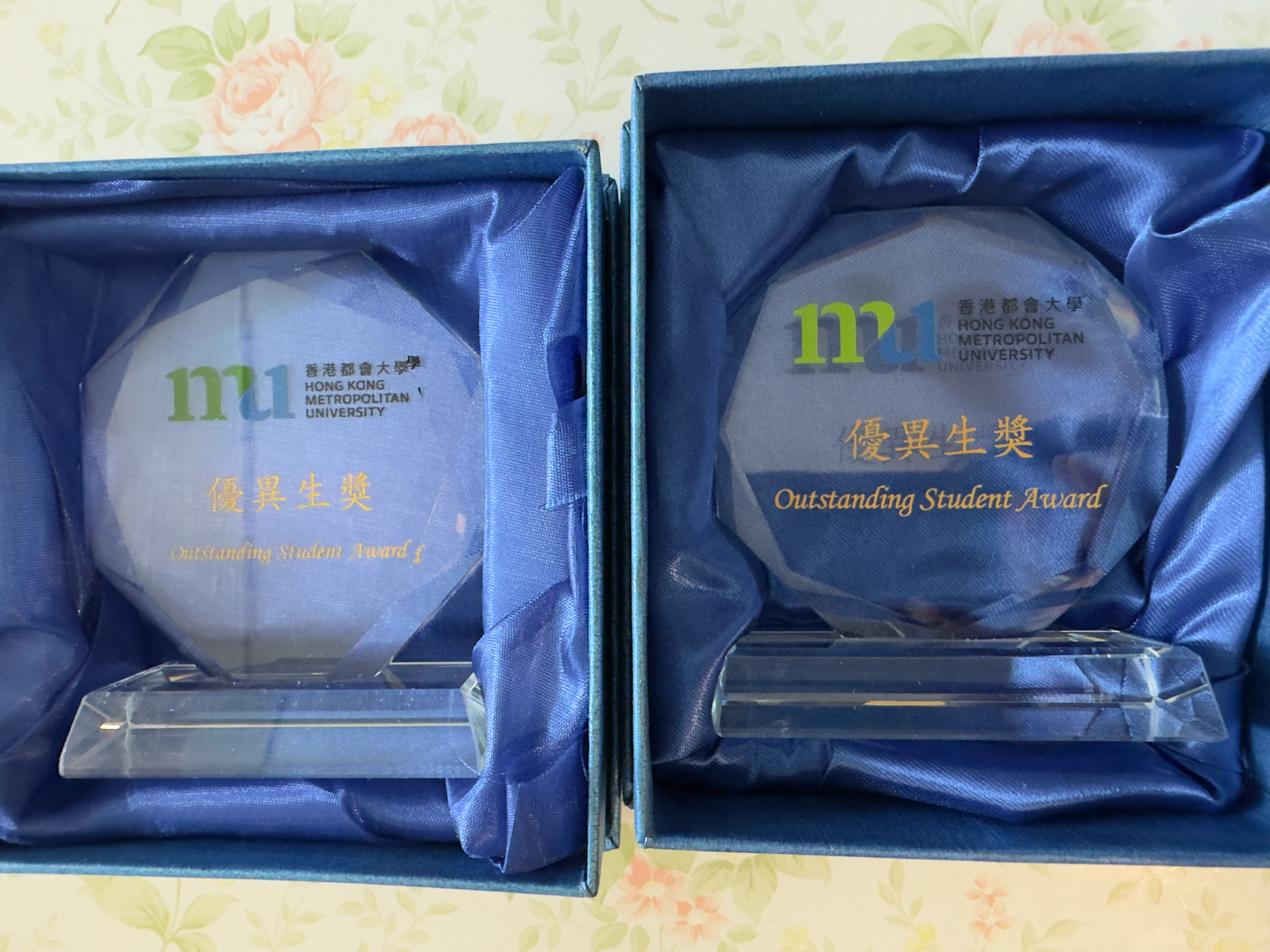香港都會大學兩個 Top Student 獎項水晶獎座