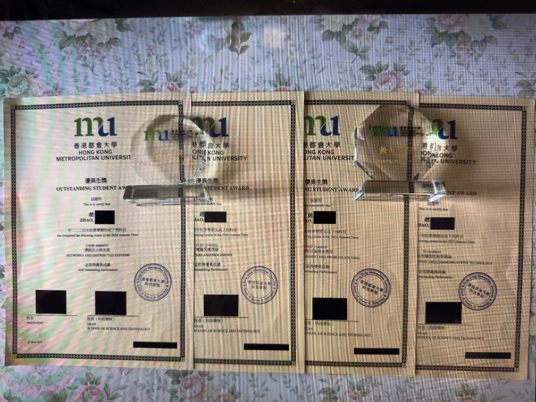 四個 Top Student 獎項證書及水晶獎座合照